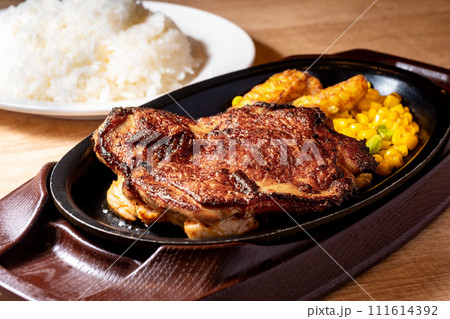 ファミレスの定番 スパイシーなチキンのグリル ファミレスの定番 スパイシーなチキンのグリル 111614392