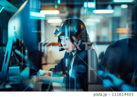 真剣に仕事する武者姿の女性社員 111614403
