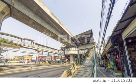 バンコク BTSスカイトレイン べーリン駅入口 / BTS Bearing, Bangkok 111615832