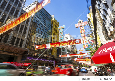 タイ・バンコク 旧正月のチャイナタウン・ヤワラー通り / Bangkok, Thailand 111616872