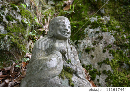 永源寺　参道の羅漢像　滋賀県東近江市 111617444