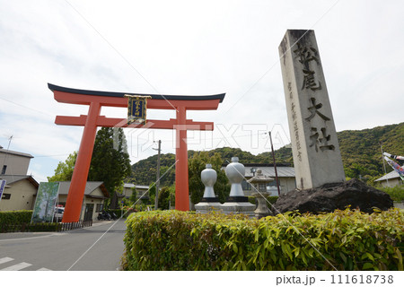 松尾大社 参道入口の大鳥居と石碑 京都市西京区 松尾大社 参道入口の大鳥居と石碑 京都市西京区 111618738