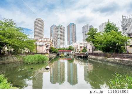 「東京都」佃公園から見るタワーマンション群 111618802