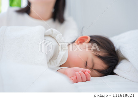 赤ちゃんを寝かしつけるお母さん 111619621