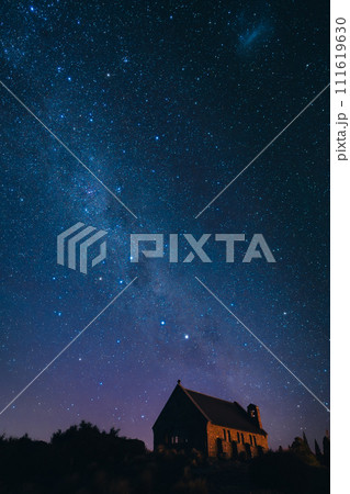 テカポ湖に広がる天の川 111619630