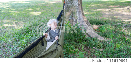 ハンモックでくつろぐ元気なシニア女性 ハンモックでくつろぐ元気なシニア女性 111619891