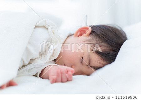 ベッドでお昼寝する赤ちゃん 111619906