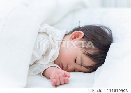 ベッドでお昼寝する赤ちゃん 111619908