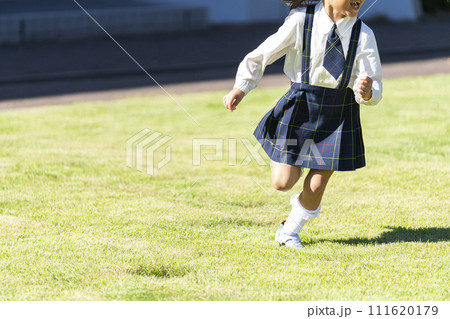 颯爽と走る女の子 颯爽と走る女の子 111620179