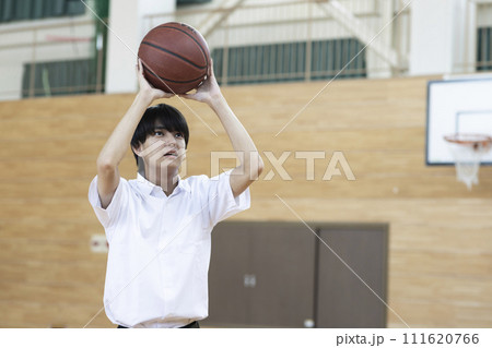 バスケットボールを楽しむ高校生 111620766