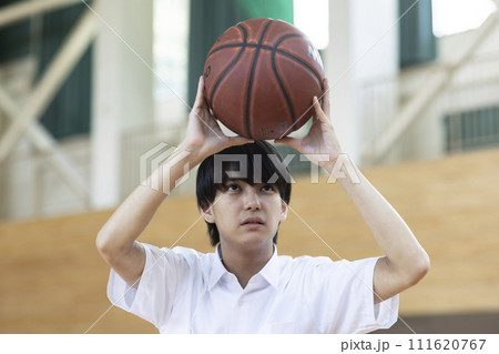 バスケットボールを楽しむ高校生 111620767