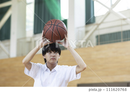 バスケットボールを楽しむ高校生 111620768