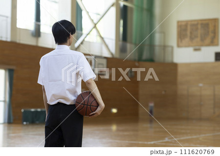 バスケットボールを楽しむ高校生 111620769