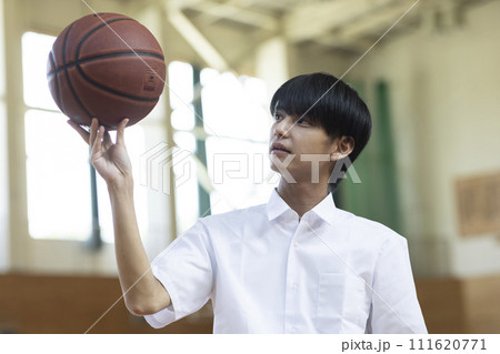 バスケットボールを楽しむ高校生 111620771