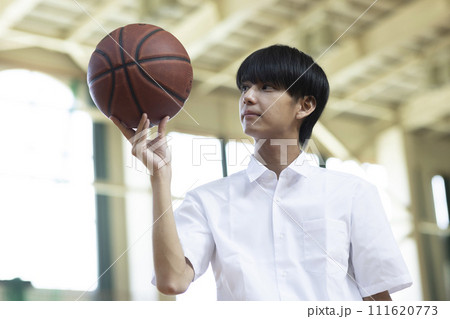 バスケットボールを楽しむ高校生 111620773