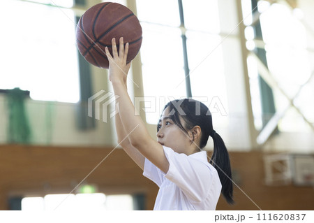 バスケットボールを楽しむ女子高校生 111620837