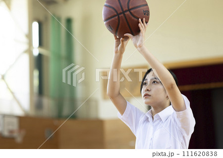 バスケットボールを楽しむ女子高校生 111620838
