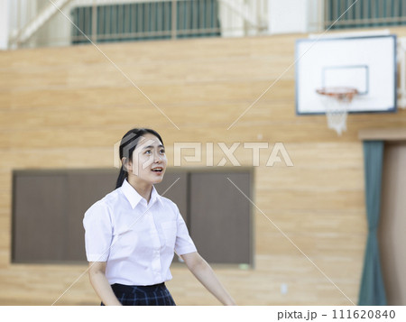 バスケットボールを楽しむ女子高校生 111620840