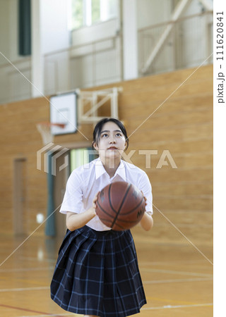バスケットボールを楽しむ女子高校生 バスケットボールを楽しむ女子高校生 111620841