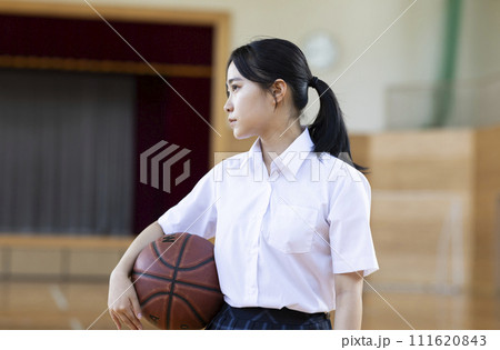 バスケットボールを楽しむ女子高校生 111620843