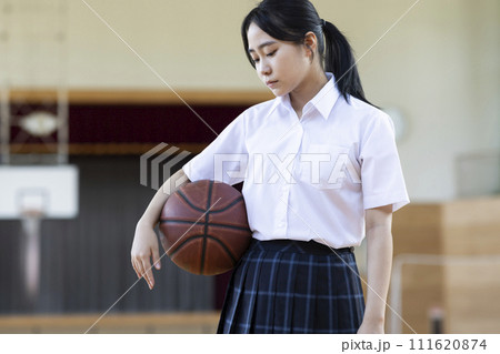 ボールを持ち悩む女子高校生 111620874