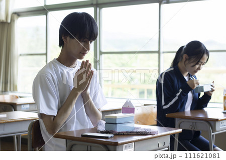 お弁当を食べる学生 111621081
