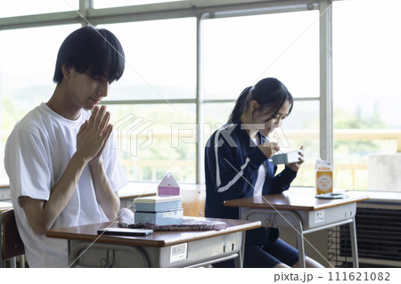 お弁当を食べる学生 お弁当を食べる学生 111621082