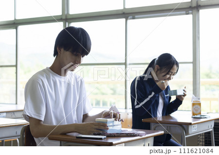 お弁当を食べる学生 111621084