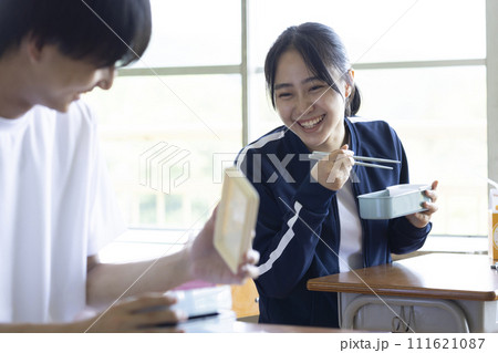 お弁当を食べる学生 111621087