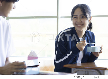 お弁当を食べる学生 お弁当を食べる学生 111621090