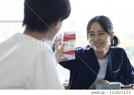 教室でお弁当を食べる学生 111621123