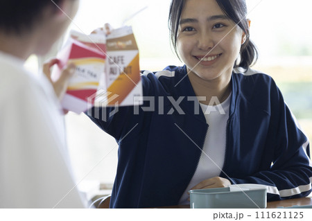 教室でお弁当を食べる学生 教室でお弁当を食べる学生 111621125