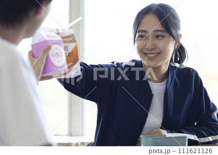 教室でお弁当を食べる学生 教室でお弁当を食べる学生 111621126