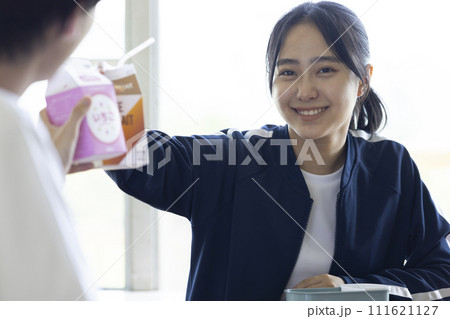 教室でお弁当を食べる学生 111621127