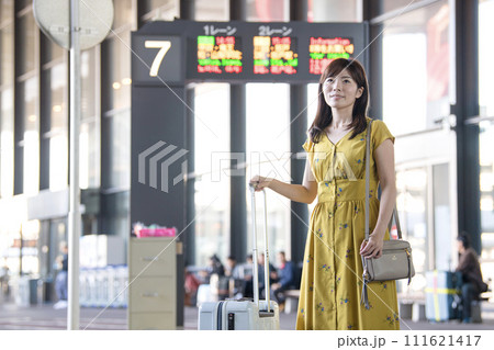 空港　駅　バス停　女性 111621417