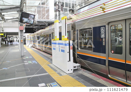 乗降中の在来線（ホームドア上昇中） 111621479