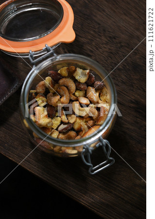 ガラス瓶に入ったミックスナッツ 111621722
