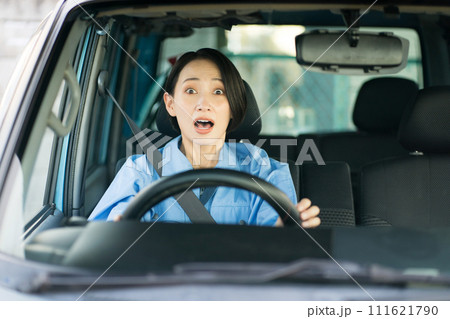運転をしていて驚いた表情の女性作業員 111621790