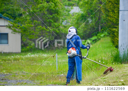 草刈りをする人 111622569