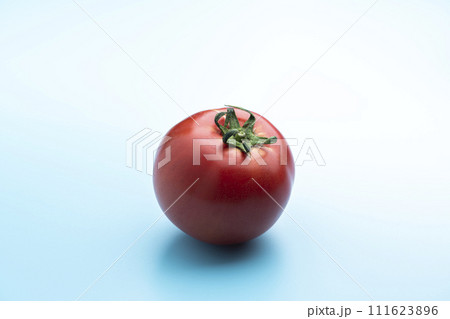 水色の背景に真っ赤な完熟トマト 111623896
