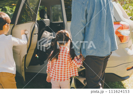 パパと子供が車に乗り込む 111624153