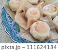 大皿に並べたおやき 111624184