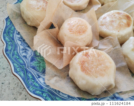 大皿に並べたおやき 111624184