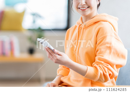 スマホを操作する若い女性。（パーツ） 111624285