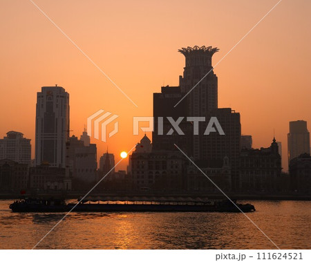 夕陽に染まる都市の景色　縦長構図 111624521