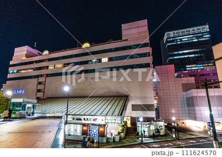 日本の横浜都市景観 2月・横浜駅（東口）やバス停、JR横浜タワーなどを望む＝12日 111624570