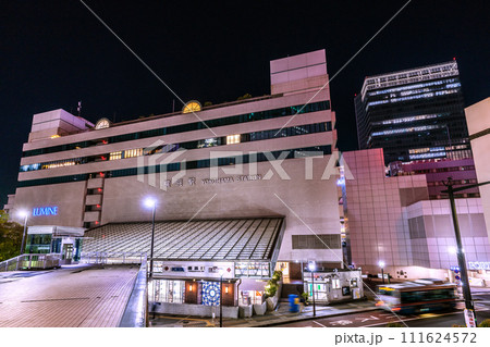 日本の横浜都市景観 2月・横浜駅（東口）やバス停、JR横浜タワーなどを望む＝12日 111624572