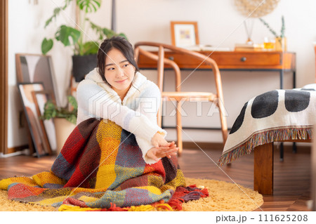 くつろぐ大学生の女性 111625208