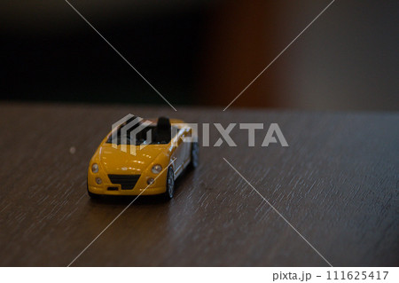 黄色いオープンカー 111625417
