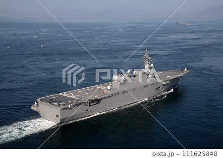来島海峡大橋を通過するヘリコプター搭載護衛艦ひゅうが 111625848